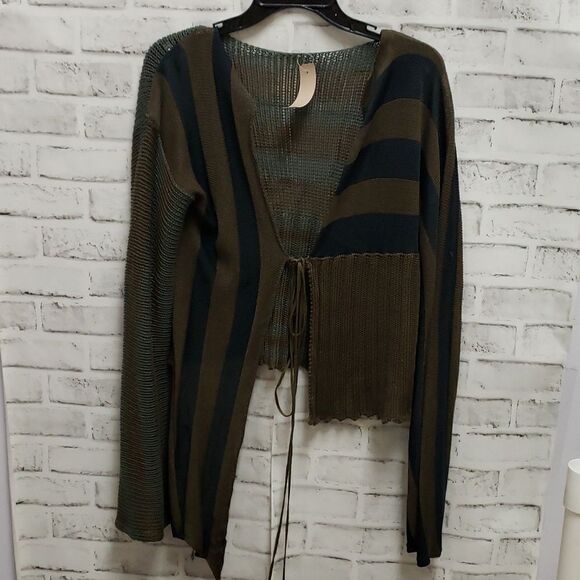 Sweater - Picture 1 of 3